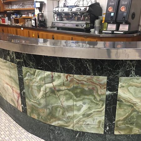 Hotel A La Pinte Du Nord Parigi Esterno foto