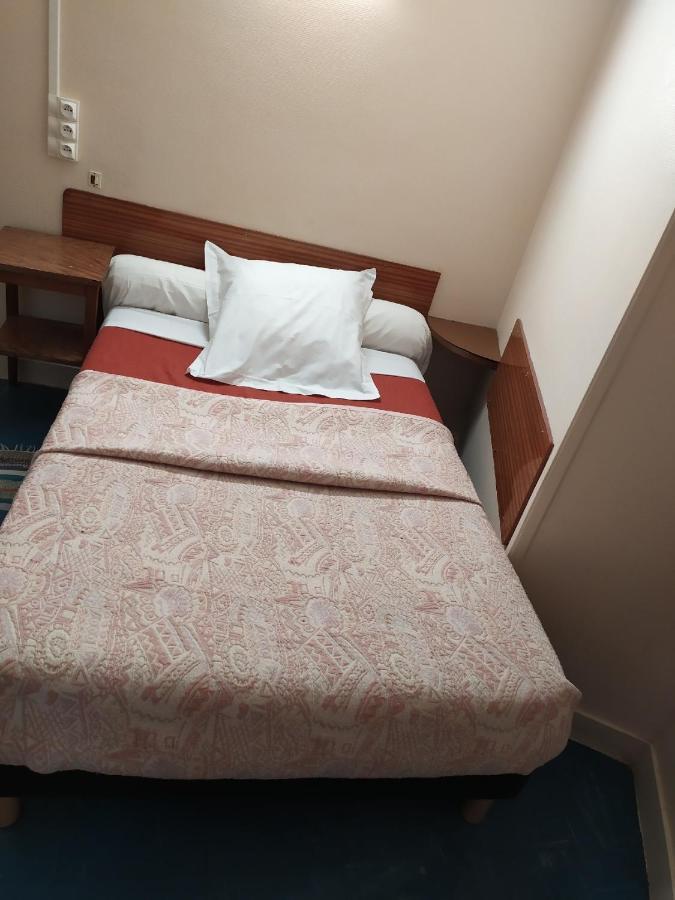 Hotel A La Pinte Du Nord Parigi Esterno foto
