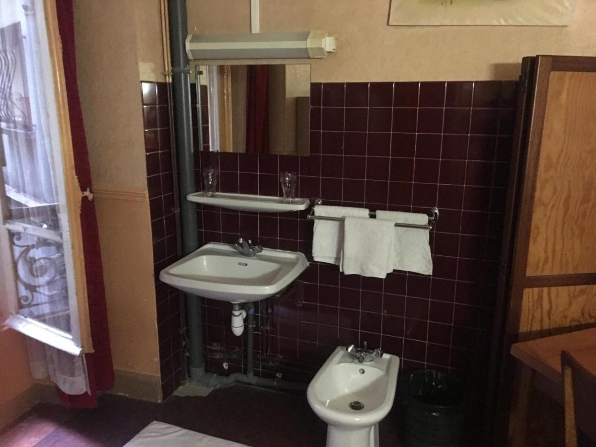 Hotel A La Pinte Du Nord Parigi Esterno foto