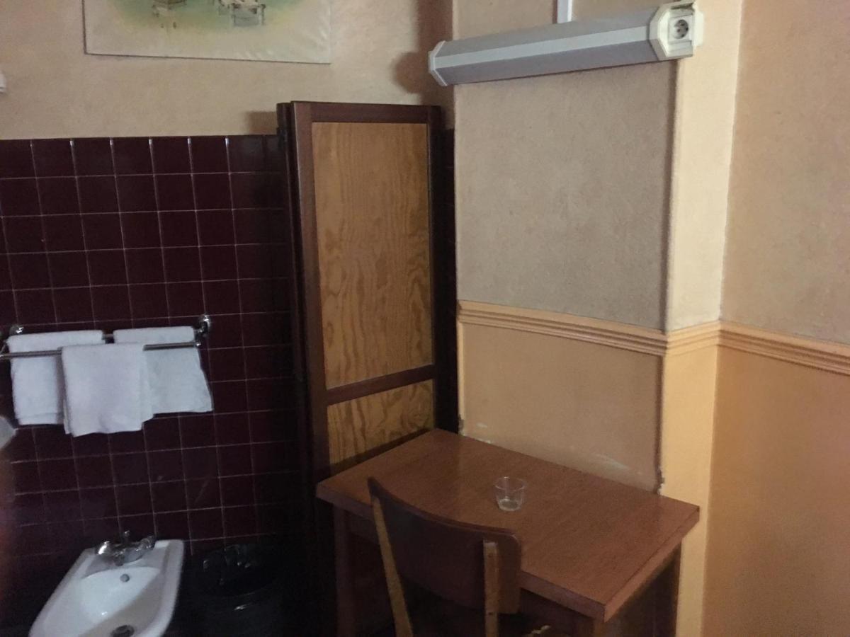 Hotel A La Pinte Du Nord Parigi Esterno foto
