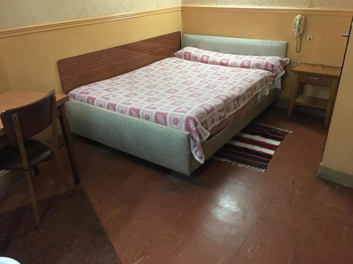 Hotel A La Pinte Du Nord Parigi Esterno foto