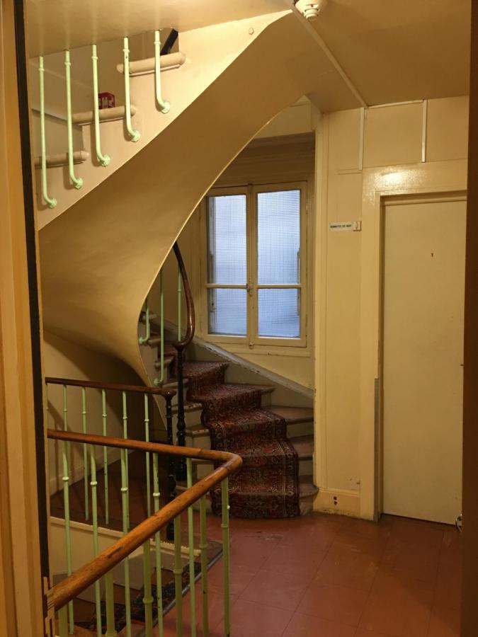 Hotel A La Pinte Du Nord Parigi Esterno foto