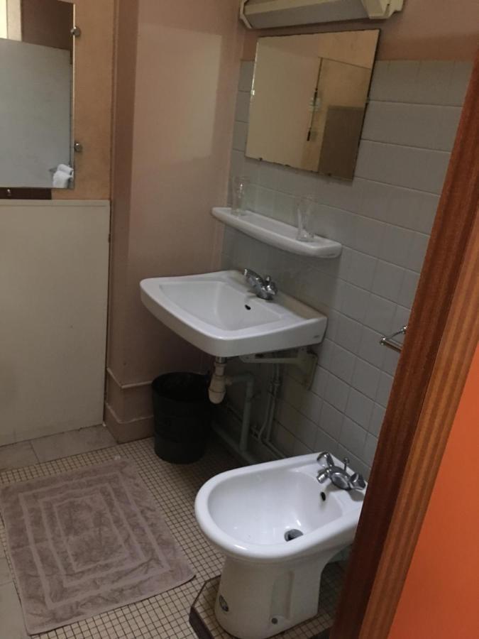 Hotel A La Pinte Du Nord Parigi Esterno foto