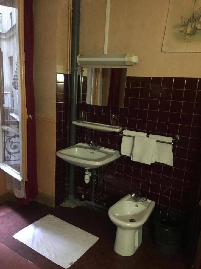 Hotel A La Pinte Du Nord Parigi Esterno foto